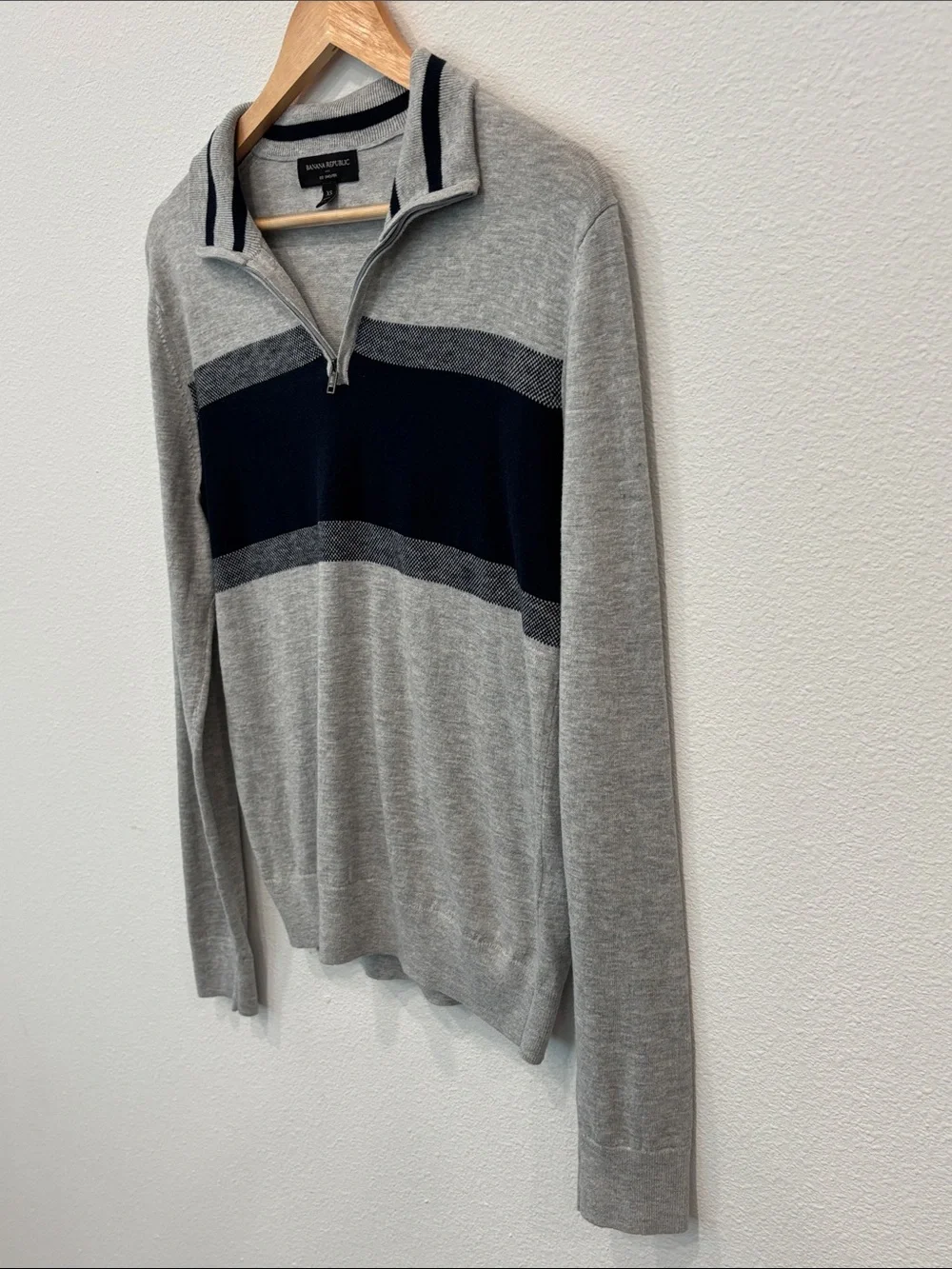 Banana Republic Men's XS Cotton Blend Gray Quarter-Zip Sweater Black Chest Band